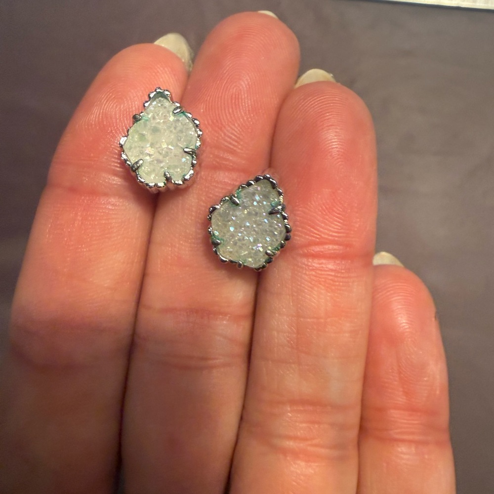 KENDRA SCOTT- Tessa Rhodium Stud In Iridescent Drusy - Picture 6 of 6